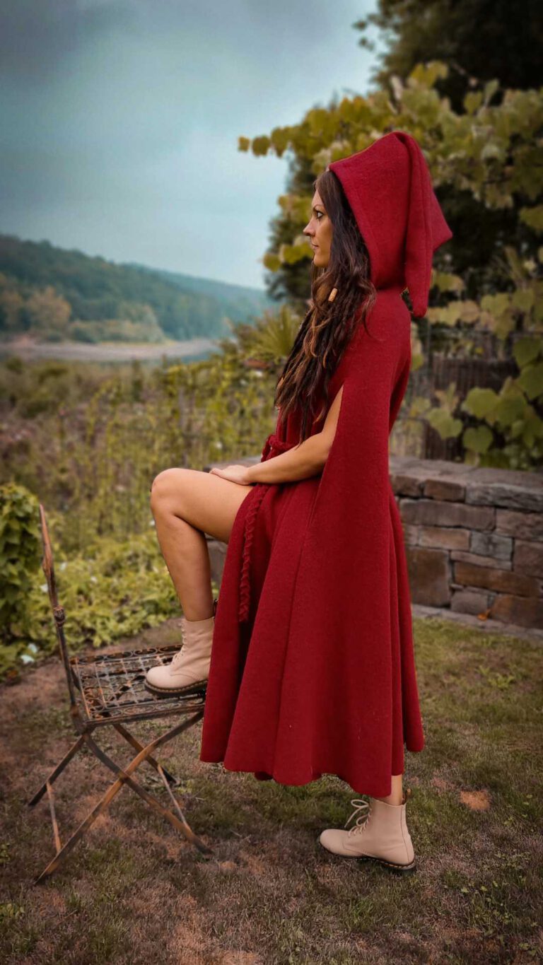 (Natalie; Size: 1,70m, Clothing size 36) wears Cape Philomena in the color carmine red