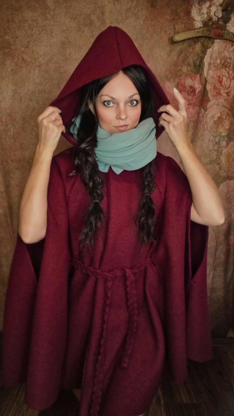 (Natalie; Size: 1,70m, Clothing size 36) wears Cape Philomena in the color wine red