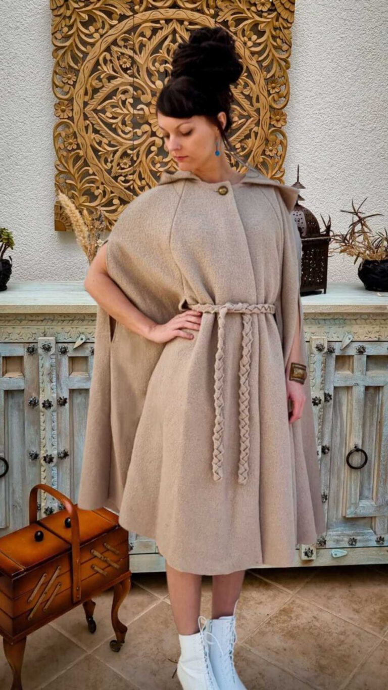 Natalie; Size: 1,70m, Clothing size 36) wears Cape Gloria in the color camel