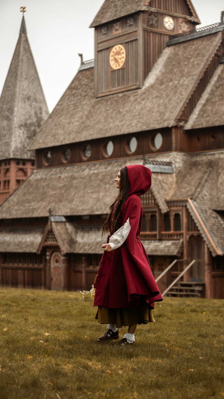 Natalie; Size: 1,70m, Clothing size 36) wears Cape Gloria in the color wine red