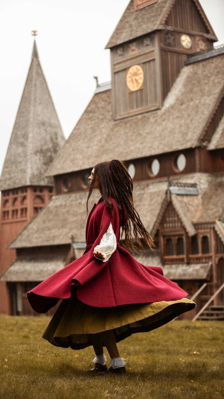 Natalie; Size: 1,70m, Clothing size 36) wears Cape Gloria in the color wine red
