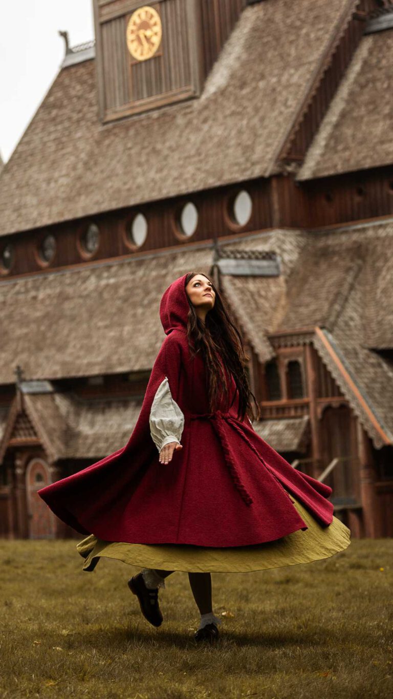 atalie; Size: 1,70m, Clothing size 36) wears Cape Gloria in the color wine red
