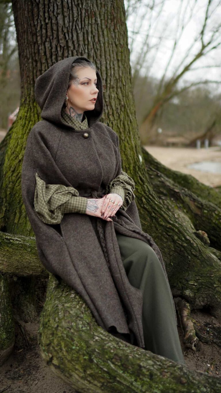 Eve wears Cape Gloria in the color hunting green