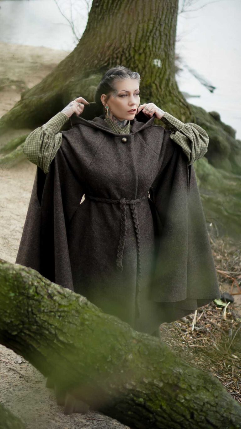 Eve wears Cape Gloria in the color hunting green