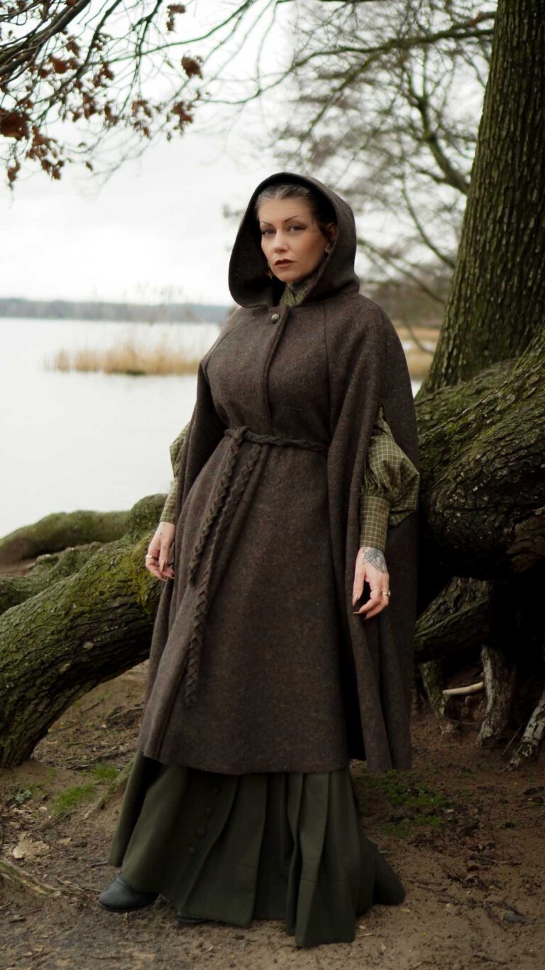 Eve wears Cape Gloria in the color hunting green