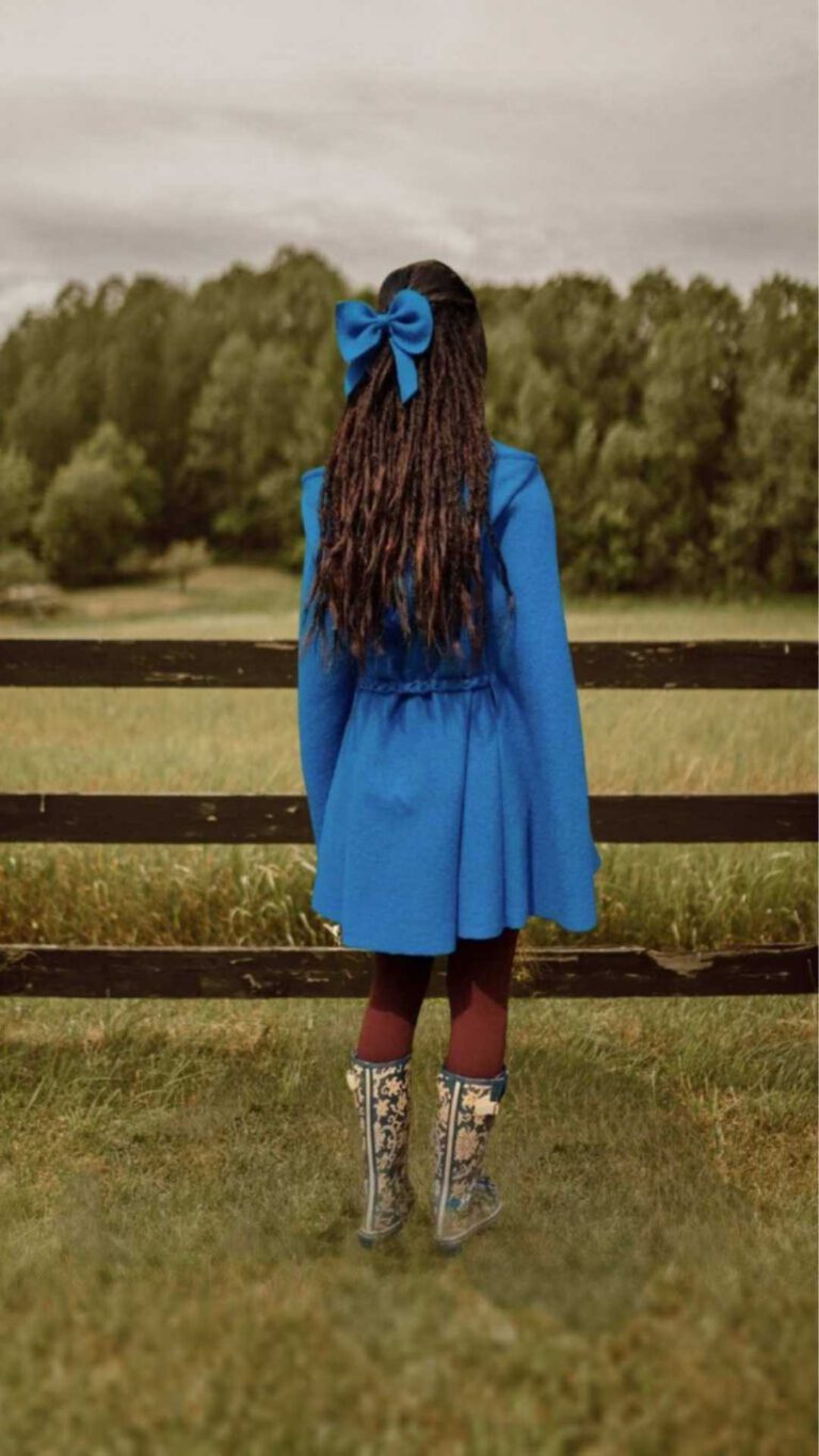 Natalie; Size: 1,70m, Clothing size 36) wears Cape Philomena in the color dark turqouise