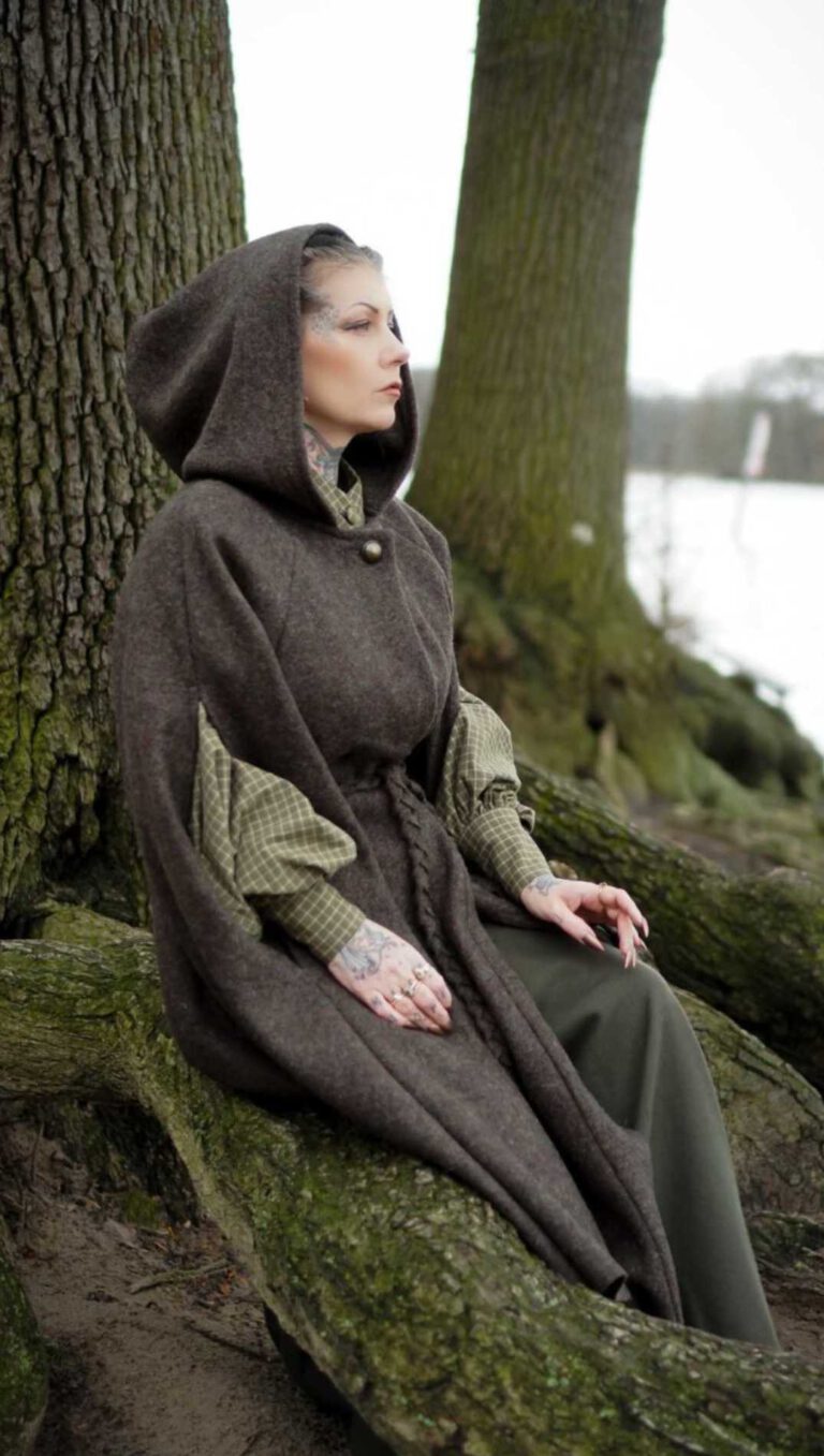 Eve wears Cape Gloria in the color hunting green