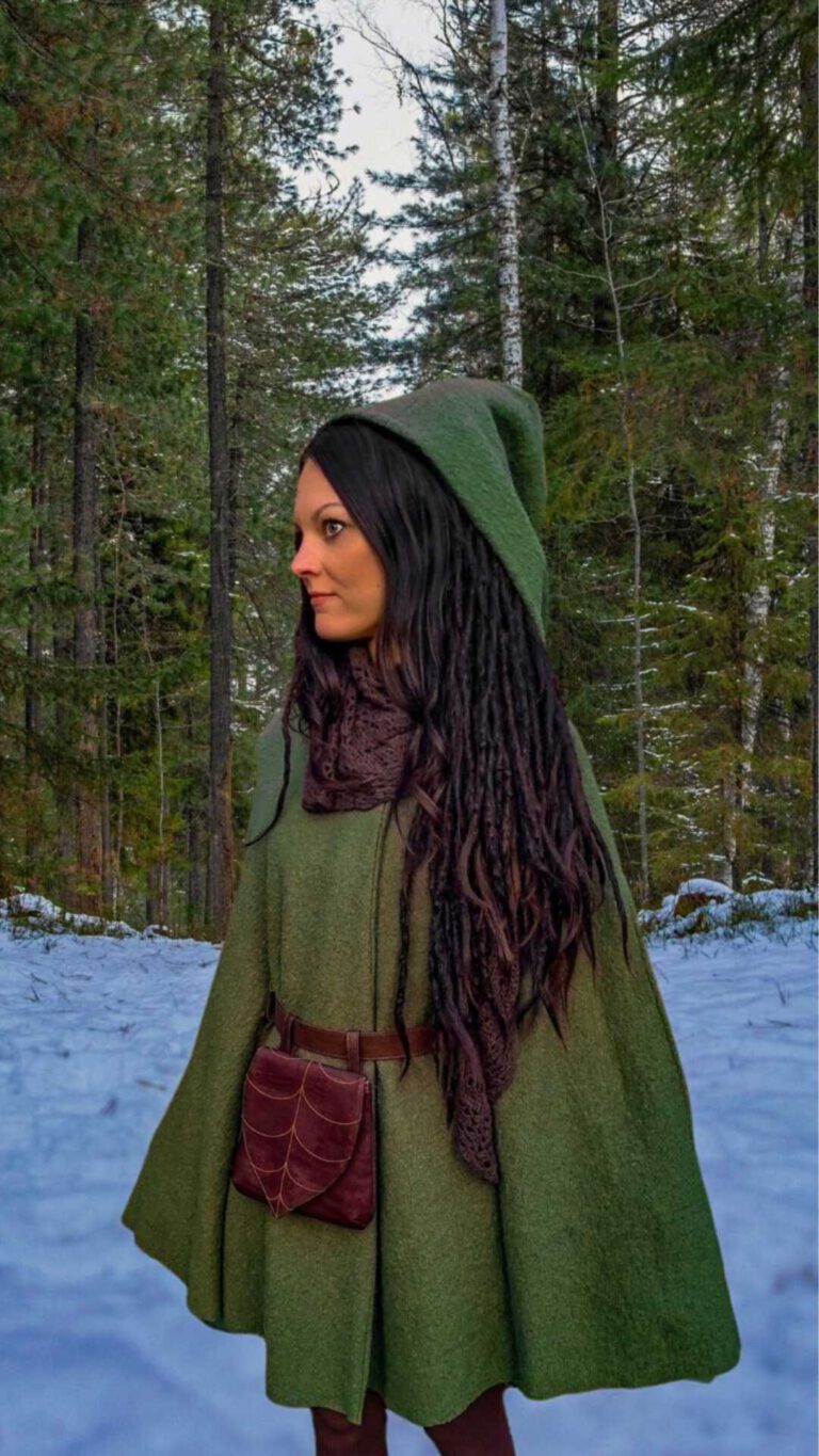 Natalie; Size: 1,70m, Clothing size 36) wears Cape Philomena in the color olive