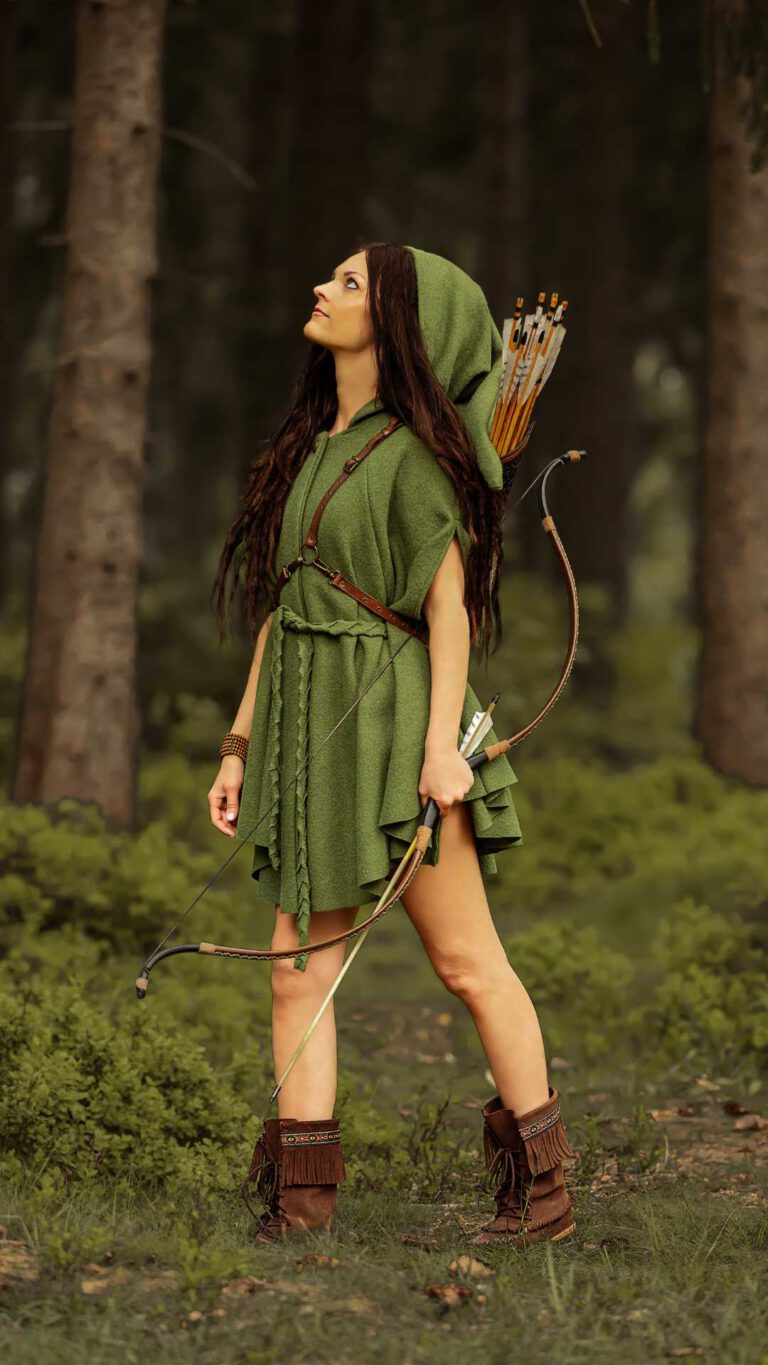 Natalie; Size: 1,70m, Clothing size 36) wears Cape Philomena in the color olive