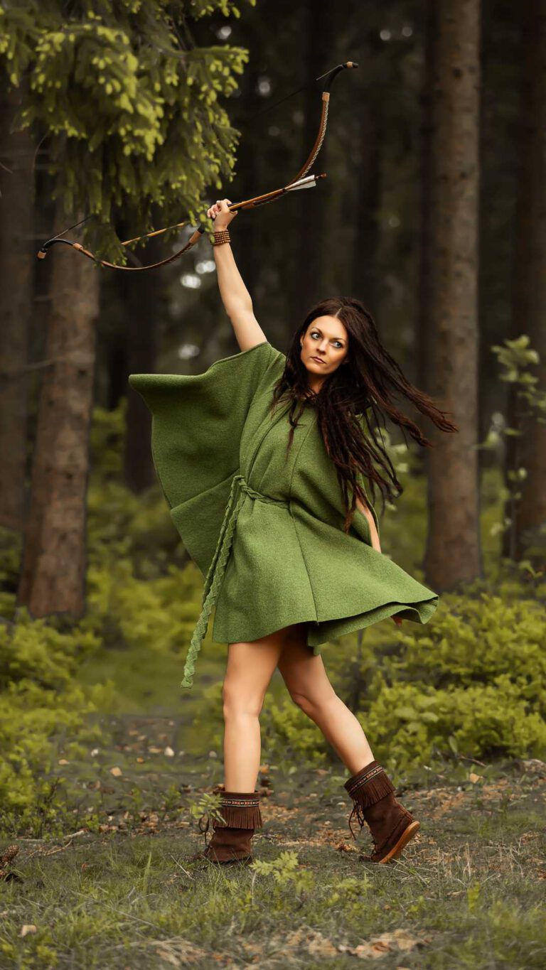Natalie; Size: 1,70m, Clothing size 36) wears Cape Philomena in the color olive