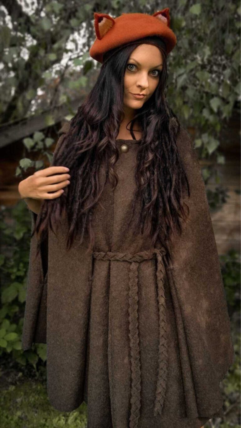 Natalie; Size: 1,70m, Clothing size 36) wears Cape Philomena in the color hunting green