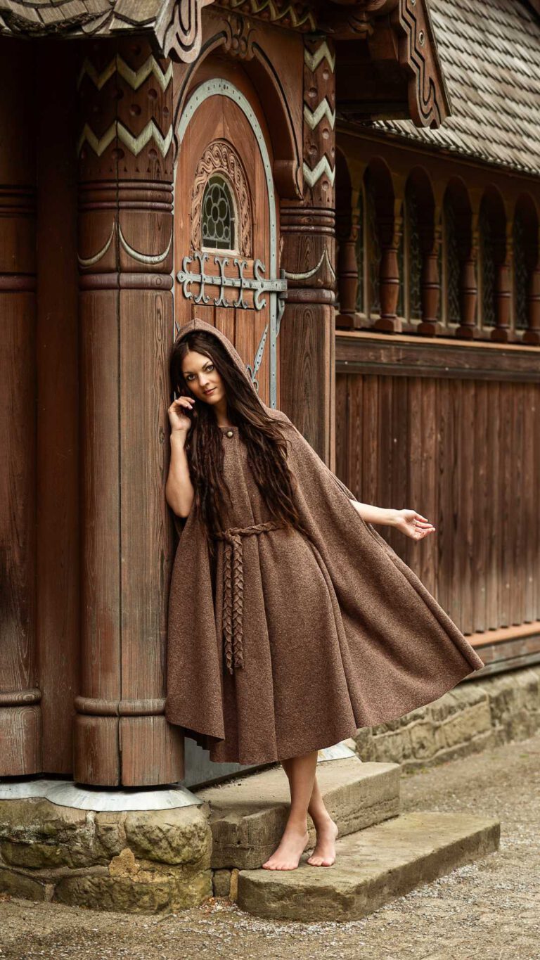 Natalie; Size: 1,70m, Clothing size 36) wears Cape Gloria in the color brown
