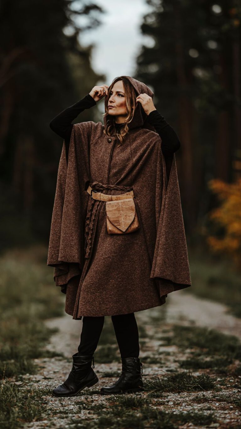 Claudia wears Cape Gloria in brown
