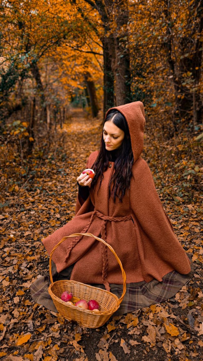 Natalie; Size: 1,70m, Clothing size 36) wears Cape Philomena in the color terra