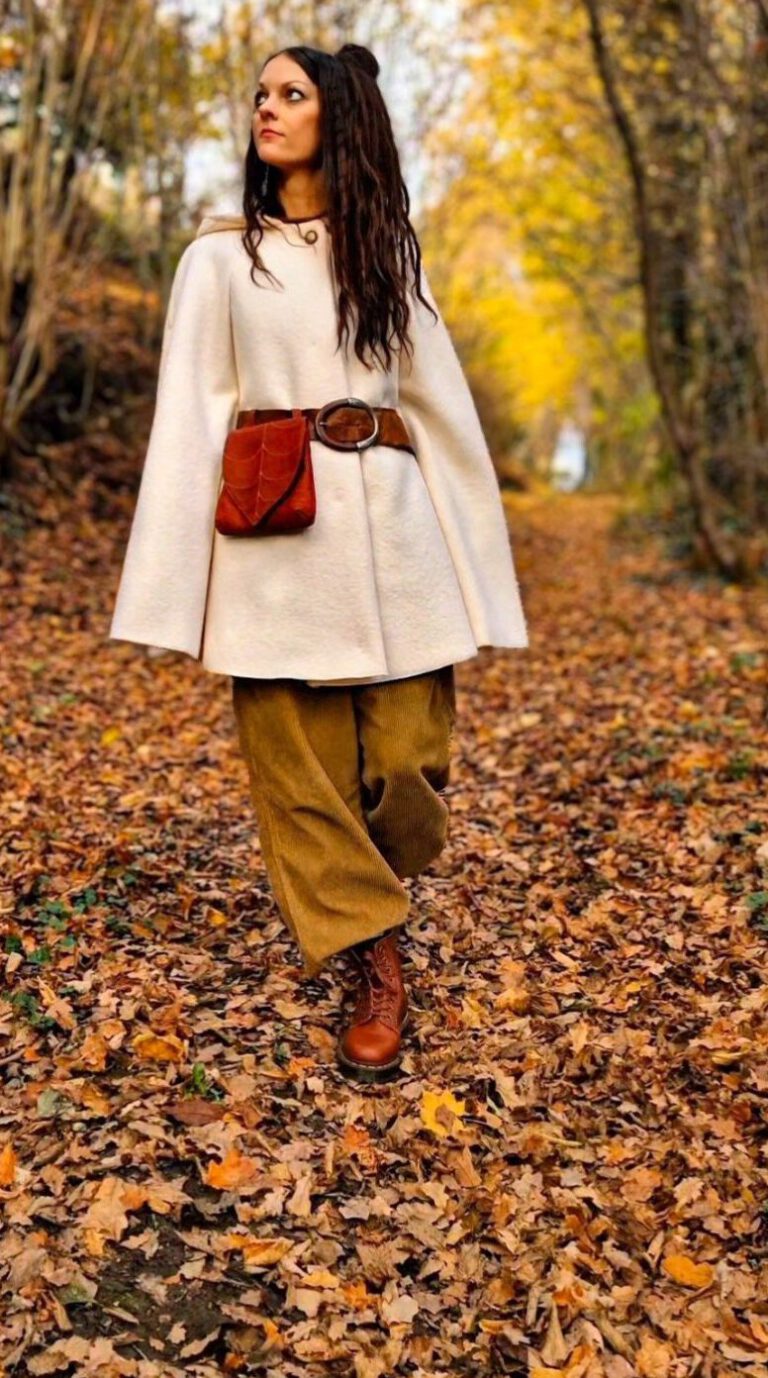 Natalie; Size: 1,70m, Clothing size 36) wears Cape Philomena in the color wool white